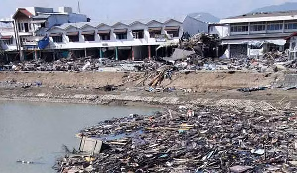 Vào ngày 26-12-2004, một trận động đất mạnh 9 độ richter ngoài khơi đảo Sumatra (Indonesia) tạo ra một cơn sóng thần khủng khiếp.