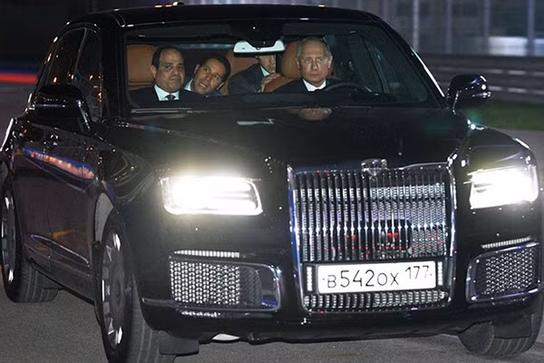 Sau cuộc hội đàm vào ngày 17-10, Tổng thống Nga Vladimir Putin và người đồng cấp Ai Cập Abdel Fattah el-Sisihai đã lên đường đến Sochi Autodrom - nơi mới đây đã diễn ra chặng đua F1 Grand Prix Nga. Chiếc xe chở 2 vị nguyên thủ đến Sochi Autodrom là chiếc xe sang Aurus bản Senat Limousine.