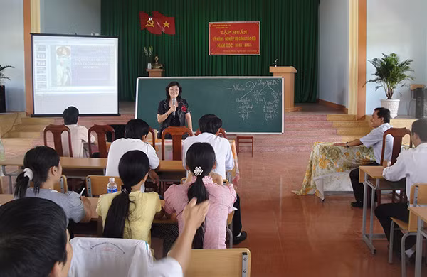 Nhiều ý kiến cho rằng, các đợt tập huấn, bồi dưỡng giáo viên hiện nay vẫn còn hình thức.