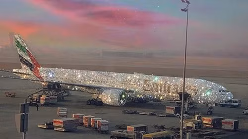 Cộng đồng mạng xôn xao khi được xem bức ảnh chiếc Boeing 777 của Emirates dát đầy kim cương... Cộng đồng mạng xôn xao khi được xem bức ảnh chiếc Boeing 777 của Emirates dát đầy kim cương...