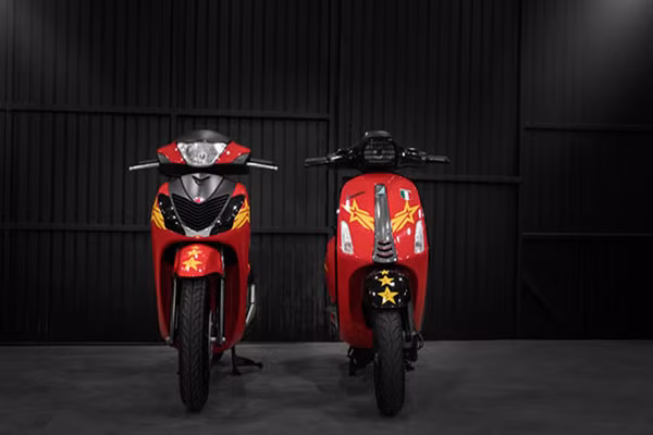 Hai mẫu xe độc đáo được một xưởng decal tại quận Tân Bình, TP HCM thực hiện trước thềm trận chung kết AFF Cup 2018.