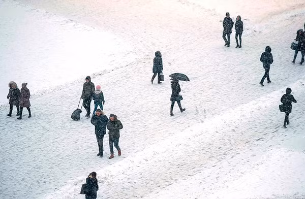 Dòng người đi qua một quảng trường tuyết phủ ở Pristina, Kosovo. Đợt rét lạnh kỷ lục từ Seberia tràn về trên cựu lục địa đã khiến cho ít nhất 9 người thiệt mạng.
