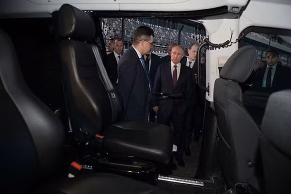 Tổng thống Ai Cập Abdel Fatah el-Sisi là nhà lãnh đạo đầu tiên được Tổng thống Putin chở đi trên chiếc Senat. Trước đó, ông Putin từng giới thiệu mẫu xe này cho Thái tử Saudi Arabia Abu Dhabi Mohammed bin Zayed Al Nahyan cùng một số vị khách khác.