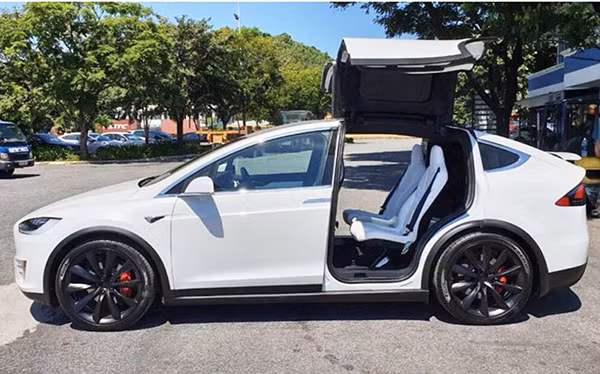 Chiếc SUV điện Tesla Model X P100D màu trắng này còn có các ghế ngồi bọc da màu trắng phau đẹp mắt. Điểm nhất có thể kể đến như mặt lưng ghế, dây an toàn hay thành cửa hoàn toàn màu đen. Phía trước khoang lái có bảng táp lô và bảng điều khiển trung tâm được phối 2 tông màu tương phản là trắng và đen.