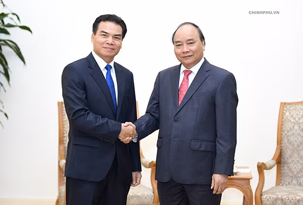 Thủ tướng Nguyễn Xuân Phúc tiếp Bộ trưởng, Chủ nhiệm Văn phòng Phủ Thủ tướng Lào Phet Phomphiphak.