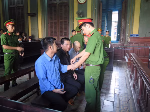 Các bị cáo trong giờ nghị án.