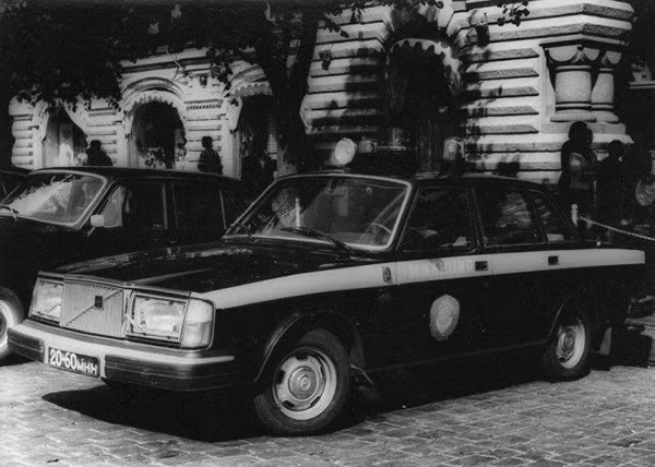 Chiếc Volvo.