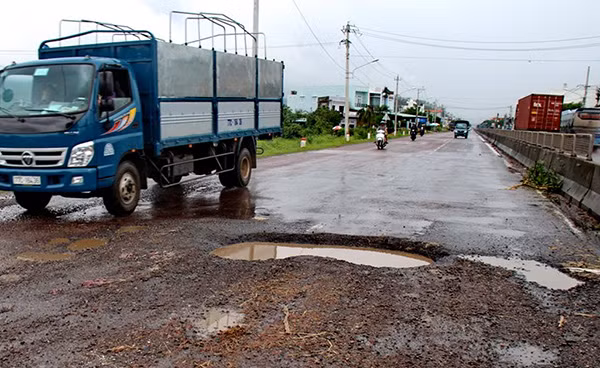 Nhiều “ổ gà”, “ổ trâu” trên mặt đường QL1A qua địa phận Bình Định tiềm ẩn nguy cơ tai nạn giao thông. Nhiều “ổ gà”, “ổ trâu” trên mặt đường QL1A qua địa phận Bình Định tiềm ẩn nguy cơ tai nạn giao thông.