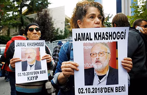 Nhiều người mang chân dung nhà báo Khashoggi biểu tình trước Lãnh sự quán Saudi Arabia tại Istanbul. Ảnh: Reuters.