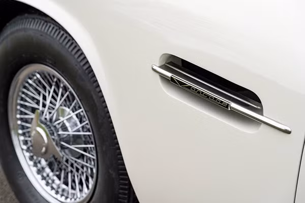 Vẻ ngoài của xe Aston Martin DB7 vẫn được giữ nguyên.