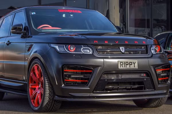 Range Rover Sport độ được bổ sung thêm đủ tấm chắn bên để khiến xe mất đi định nghĩa “gầm cao máy thoáng”. Nhưng chính những thứ như lưới tản nhiệt Revere đã khiến người ta muốn tránh xa nó.