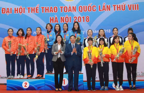 Đội nữ kiếm liễu CAND đăng quang tại Đại hội. Ảnh: Quý Lượng. Đội nữ kiếm liễu CAND đăng quang tại Đại hội. Ảnh: Quý Lượng.