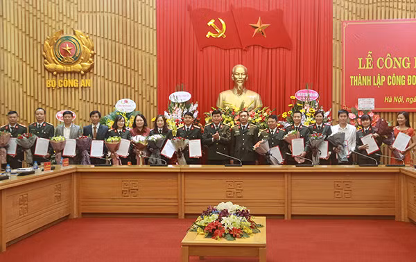 Đại tá Nguyễn Duy Toan và Thượng tá Vũ Mạnh Hà, Chủ tịch Công đoàn CAND trao quyết định cho Ban Chấp hành lâm thời Công đoàn Cục Công nghiệp an ninh.