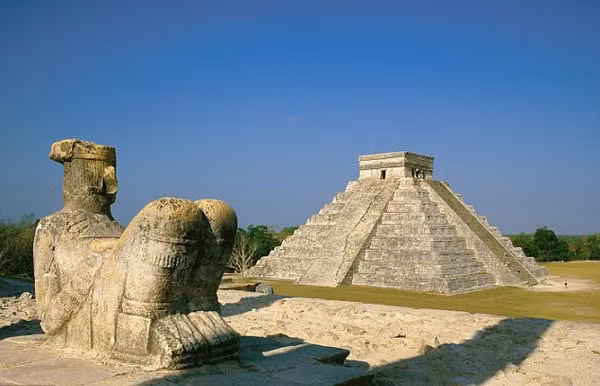 Một bí mật bất ngờ khác được các chuyên gia khảo cổ phát hiện là bên dưới ngôi đền Kukulkan có một hố thiêng khổng lồ. Theo các chuyên gia, hố thiêng này có niên đại khoảng 1.000 năm tuổi.
