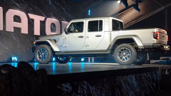 Jeep Gladiator 2020 được sản xuất dựa trên nền tảng của dòng xe off-road nổi tiếng Wrangler JL.