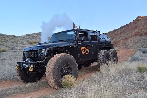 Chiếc Jeep Wrangler được hoán cải trở nên rất "hầm hố".