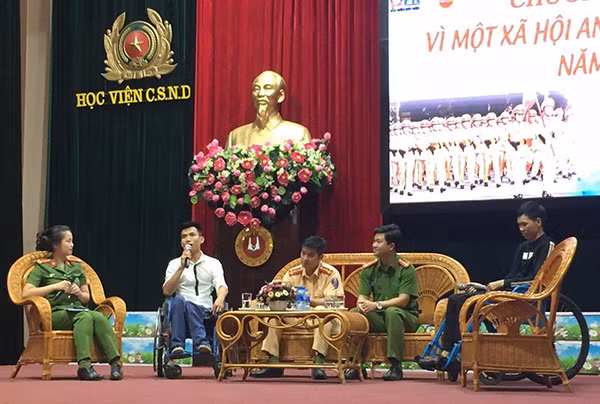 Các đại biểu, tuyên truyền viên giao lưu với các bạn sinh viên về tác hại của rượu bia và tai nạn giao thông.