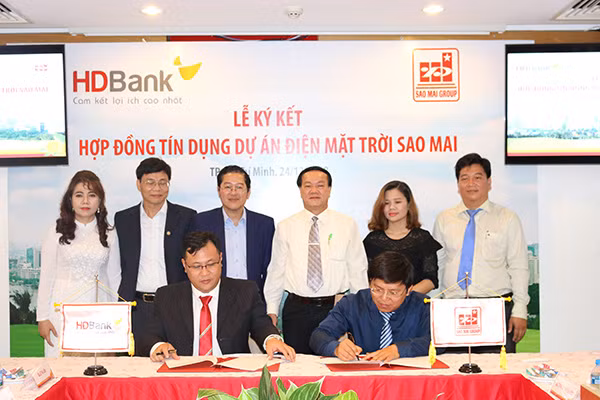 Ông Trương Vĩnh Thành - Phó TGĐ Tập đoàn Sao Mai và ông Trần Kiên Nghị - GĐ HD Bank Rạch Dừa thực hiện nghi thức ký kết hợp đồng tín dụng dự án điện NLMT Sao Mai Solar PV1.