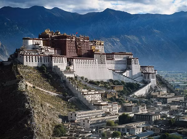 Cao 117m, gồm 13 tầng, cung điện Potala là biểu tượng của thành phố Lhasa, Tây Tạng và đã được UNESCO công nhận là di sản thế giới năm 1994.