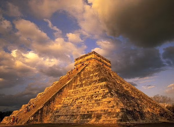 Theo truyền thuyết của người Maya, thần rắn Kukulkan sinh ra và lớn lên trong một hang động ngầm. Mỗi khi thần Kukulkan xuất hiện thì sẽ gây nên động đất.