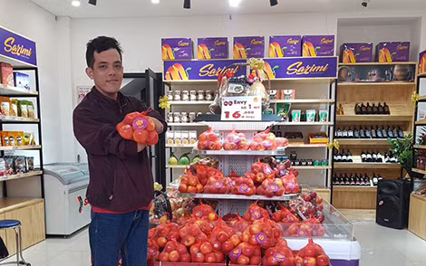 Hạnh phúc với công việc tại cửa hàng trái cây tươi. Hạnh phúc với công việc tại cửa hàng trái cây tươi.