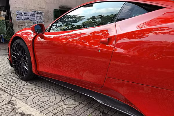 Nẹp sườn bằng sợi carbon hay bộ mâm đa chấu PUR sơn đen đối lập với ngoại thất màu đỏ của xe. "Dàn chân" được trang bị thêm bộ la-zăng 21 inch đa chấu của hãng PUR thay cho nguyên bản, mâm được phối màu sơn đen bóng cá tính tương phản với tổng thể thân xe đỏ tươi.