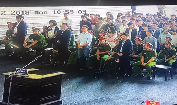 Các bị cáo tại phiên xử.