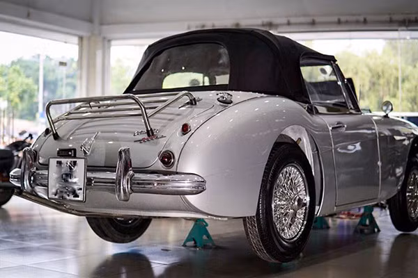 Austin-Healey 3000 chỉ có thiết kế ghế ngồi 2+2 và hai lựa chọn thể thao mui cứng (roadster) hoặc mui mềm (Convertible).