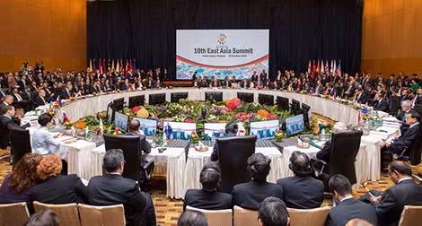 Hội nghị Thượng đỉnh Đông Á lần thứ 10 tổ chức tại Kuala Lumpur, Malaysia.