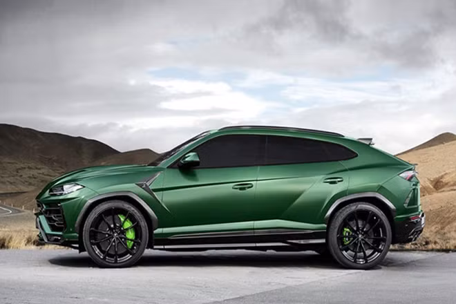 So với nguyên bản, SUV Lamborghini Urus bản độ xe quân đội này có ốp vòm bánh được nới rộng đồng nghĩa mâm xe cũng lớn hơn.