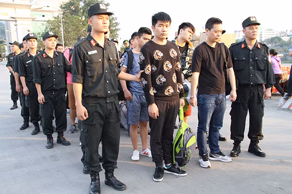 Công an Việt Nam tiến hành bàn giao các đối tượng bị bắt cho phía Trung Quốc. Công an Việt Nam tiến hành bàn giao các đối tượng bị bắt cho phía Trung Quốc.