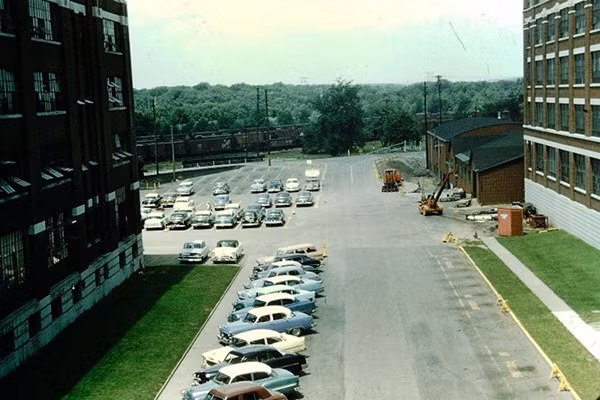 Bãi đỗ xe của công ty thực phẩm Kellogg ở thành phố Battle Cree, bang Michigan, 1955.