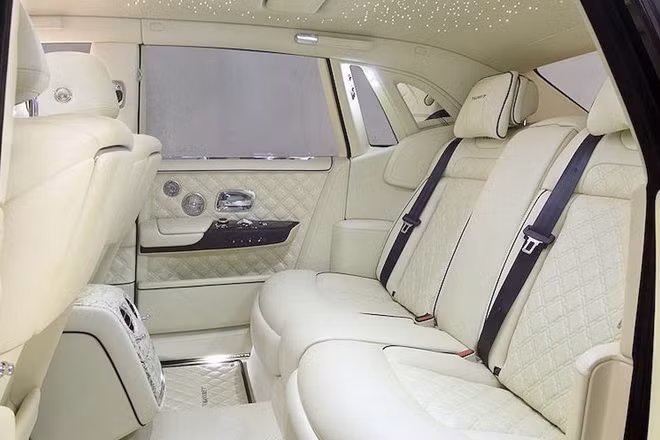 Ghế ngồi, táp-lô và táp-li cửa đều được bọc da, thêu họa tiết hình kim cương sang trọng.