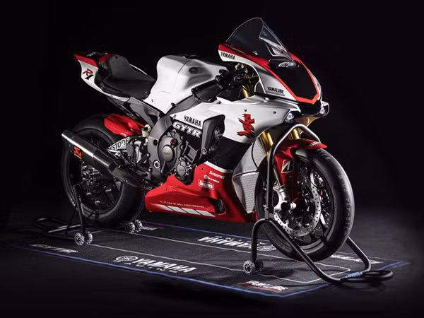 Với số lượng cực kỳ hạn chế cùng việc sở hữu khó khăn, siêu môtô Yamaha YZF-R1 GYTR 2019 sẽ có giá không hề rẻ. Nếu may mắn sở hữu được chiếc xe đua này, khách hàng sẽ được tham gia vào chương trình trải nghiệm đua xe Yamaha Racing Experience. Với số lượng cực kỳ hạn chế cùng việc sở hữu khó khăn, siêu môtô Yamaha YZF-R1 GYTR 2019 sẽ có giá không hề rẻ. Nếu may mắn sở hữu được chiếc xe đua này, khách hàng sẽ được tham gia vào chương trình trải nghiệm đua xe Yamaha Racing Experience.