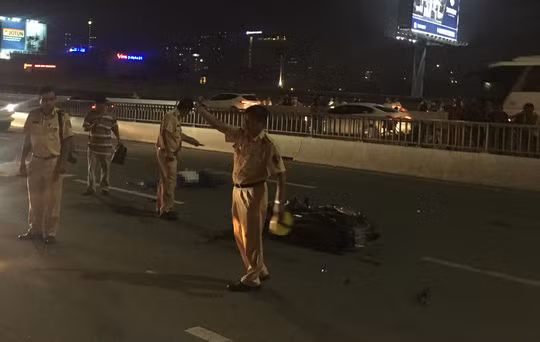 Vụ tai nạn khiến đôi nam nữ đi xe máy tử vong tại chỗ.