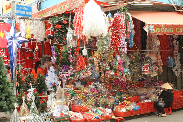 Hàng hóa phục vụ Noel rất phong phú.