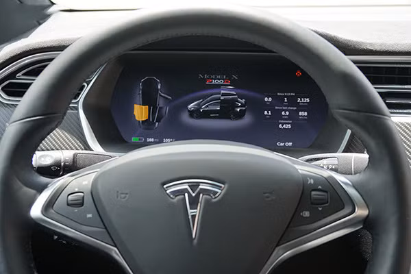 Ngoài sức mạnh ấn tượng, mẫu xe ôtô điện cao cấp Tesla Model X phiên bản P100D này còn có một trang bị thú vị không kém chính là cửa cánh chim ở 2 hàng ghế sau. Chưa hết, hãng Tesla còn mang đến một tính năng ấn tượng khác cho chiếc SUV điện này mang tên gọi là Xmas.