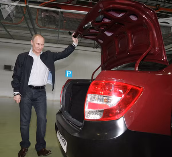 Ông Putin kiểm tra mô hình chiếc xe Lada-Garant mới dựa trên thiết kế Lada-Kalina hồi tháng 5-2011.