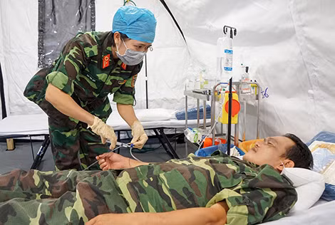 Thiếu tá Bùi Thị Xoa xử lý tình huống khi bệnh nhân gặp nguy hiểm đến tính mạng. Thiếu tá Bùi Thị Xoa xử lý tình huống khi bệnh nhân gặp nguy hiểm đến tính mạng.