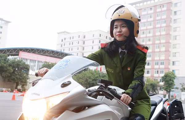 Không có ưu tiên, các thành viên nữ cũng phải trải qua quá trình đào tạo nghiêm khắc và tập luyện vất vả như các thành viên nam.