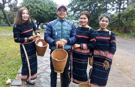 Anh Vinh và các thành viên đội văn nghệ. Anh Vinh và các thành viên đội văn nghệ.