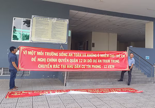 Người dân chung cư Tín Phong 12 view căng băng rôn phản ứng việc UBND quận 12 đặt trạm ép rác cạnh chung cư.