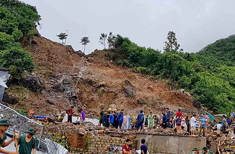 Hiện trường đất đá sạt lở, cuốn trôi 10 căn nhà bên chân núi Hòn Xện ở phường Vĩnh Hòa khiến 4 người trong một gia đình nhà giáo tử nạn.