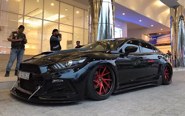 Ford Mustang mui trần thế hệ thứ 6, Mazda, Lexus IS250C, Mercedes-Benz hay Infiniti G37... cũng có mặt tại đám cưới độc đáo này. Chưa hết, trước sảnh nhà hàng tiệc cưới nơi diễn ra ngày vui trọng đại của Đức "Tào Phớ" còn xuất hiện dàn xe mui trần "tông xuyệt tông" màu trắng.