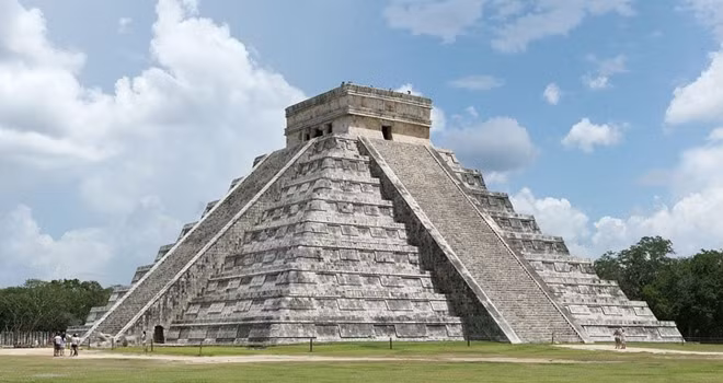 Theo các chuyên gia, ngôi đền Kukulkan được người Maya xây dựng phía trên một hang động ngầm vào thời kì tiền Columbo để thờ thần Kukulkan (khoảng 900 - 1.100 năm trước). Đây là thần rắn trong đời sống tâm linh của người Maya.