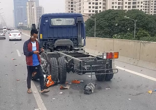 Hiện trường vụ tai nạn giữa xe máy và xe tải trên đường vành đai 3 trên cao.