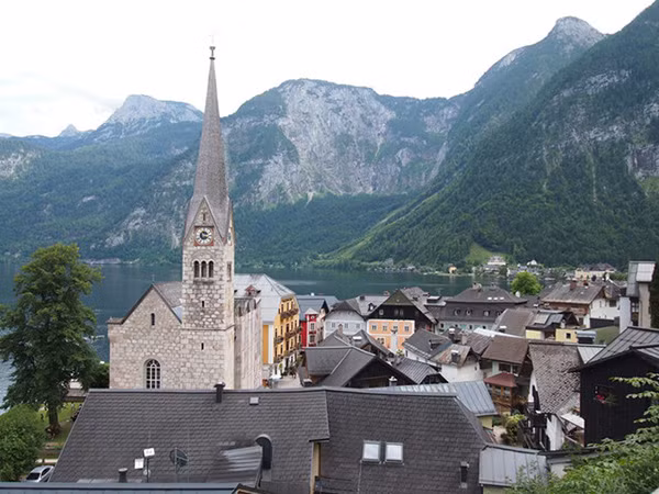 Sau khi chôn cất 10-15 năm, họ chuyển hộp sọ và xương người chết đến Beinhaus Hallstatt. Vì theo quy tắc của Giáo hội, người Công giáo cần được chôn cất trong thánh địa. Các hầm để hài cốt tương tự cũng có ở các nhà thờ trên khắp châu Âu. Ảnh: Rantapallo.