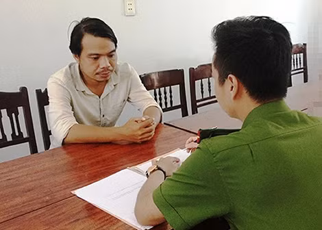 Đối tượng Hoàng Cao Long tại cơ quan Công an. Đối tượng Hoàng Cao Long tại cơ quan Công an.