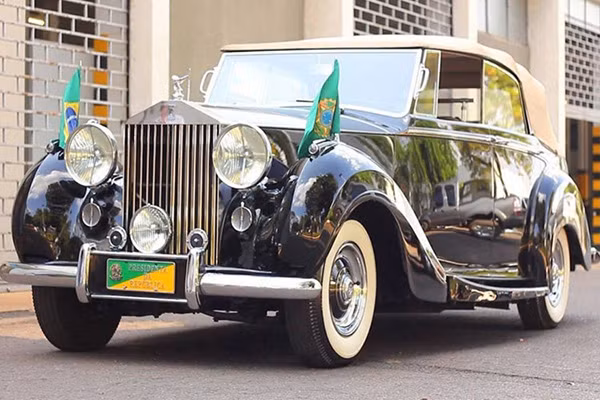 Chiếc Rolls-Royce Silver Wraith của Tổng thống Brazil Michel Temer là mẫu xe cổ thuộc dạng hàng hiếm khó tìm. Chiếc xe được doanh nhân Assis Chateaubriand tặng vào năm 1952. Rolls-Royce Silver Wraith được trang bị động cơ 4.3L, 6 xy lanh đi kè hộp số sàn 4 cấp.