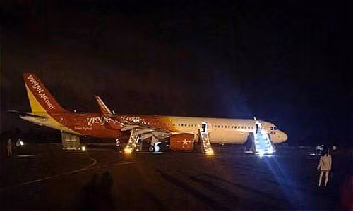 Chiếc tàu bay Airbus A321 của Hãng Hàng không Vietjet Air gặp sự cố tiếp đất tại sân bay Buôn Ma Thuột. Chiếc tàu bay Airbus A321 của Hãng Hàng không Vietjet Air gặp sự cố tiếp đất tại sân bay Buôn Ma Thuột.